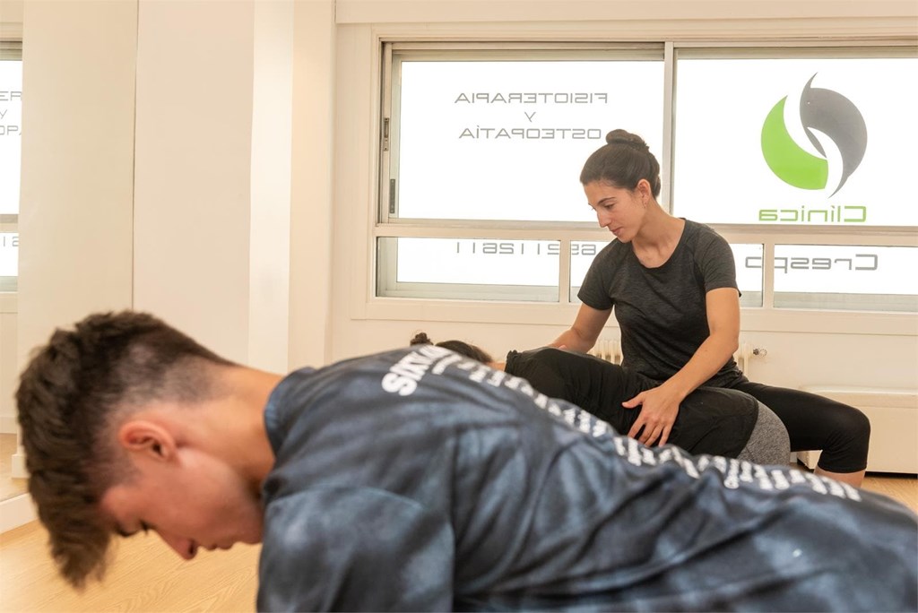 7 consejos de fisioterapeuta para evitar el dolor de cuello y hombros si trabaja en una oficina