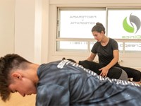 7 consejos de fisioterapeuta para evitar el dolor de cuello y hombros si trabaja en una oficina