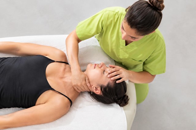 Alivie sus cefaleas con osteopatía craneal en Vigo - Imagen 1