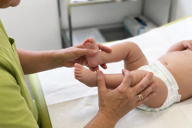 Calme el cólico del lactante con osteopatía pediátrica en Vigo - Imagen 1