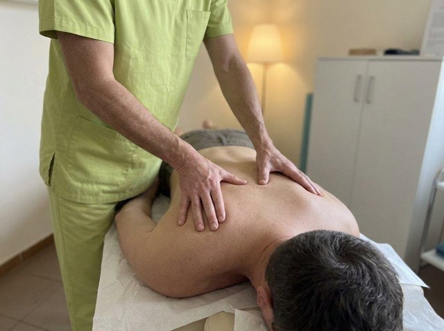 Corrija su alineación con fisioterapia postural de espalda en Vigo - Imagen 1