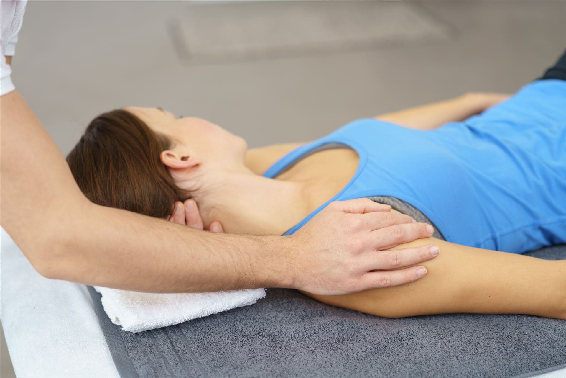Fisioterapeuta realizando un tratamiento de osteopatía en la clínica de Vigo