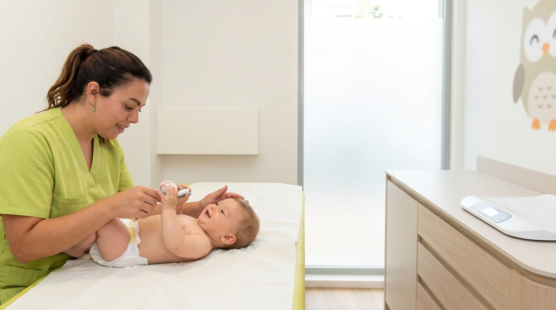 Osteópata pediátrico en Vigo atendiendo a un niño