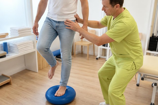 Recupere el equilibrio: fisioterapia para dismetrías en Vigo - Imagen 1