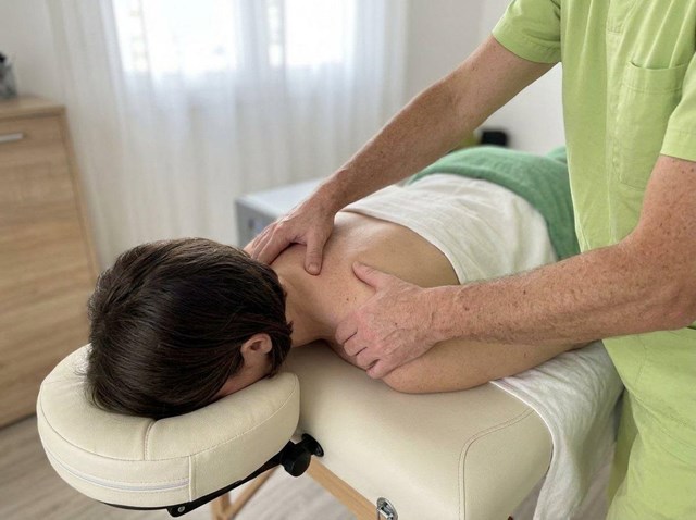 Recupere su columna con fisioterapia para cervicalgias, tortícolis y lumbalgias en Vigo - Imagen 1