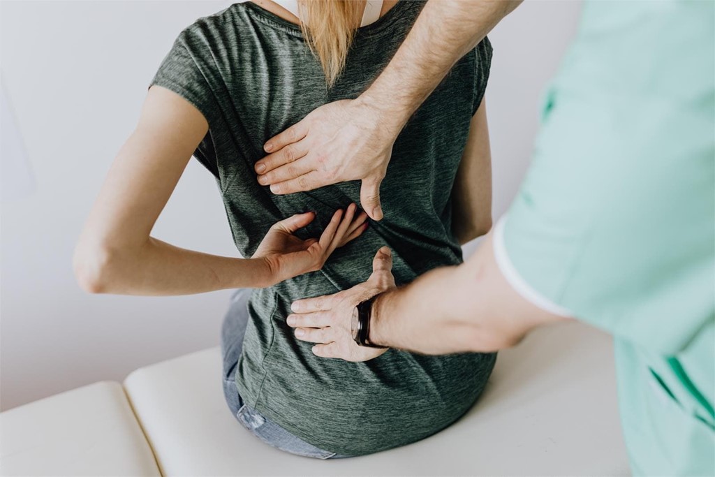 Tratamiento de las hernias discales con sesiones de fisioterapia y osteopatía